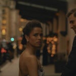 Gugu Mbatha-Raw (izq.) y Oliver Jackson-Cohen en "Apariencias" ("Surface")
