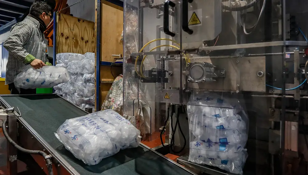 Un operario en la línea de producción de sacos de hielo en la fábrica La Estrella en Coria del Río (Sevilla). EFE/ José Manuel Vidal