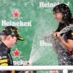 Hannah Schmitz celebra con Max Verstappen una de sus victorias