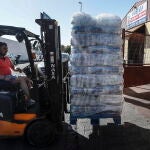 Un trabajador transporta sacos de hielo listos para su consumo en una fábrica de cubitos. EFE/ José Manuel Vidal