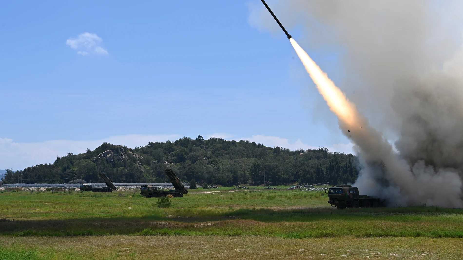E esta foto publicada por la Agencia de Noticias Xinhua de China, un proyectil es lanzado desde un lugar no especificado en China durante ejercicios de fuego real de largo alcance por el Ejército chino, ayer
