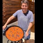 El presidente del PP de la Comunidad Valenciana, Carlos Mazón, tras elaborar su "arroz de pericana"