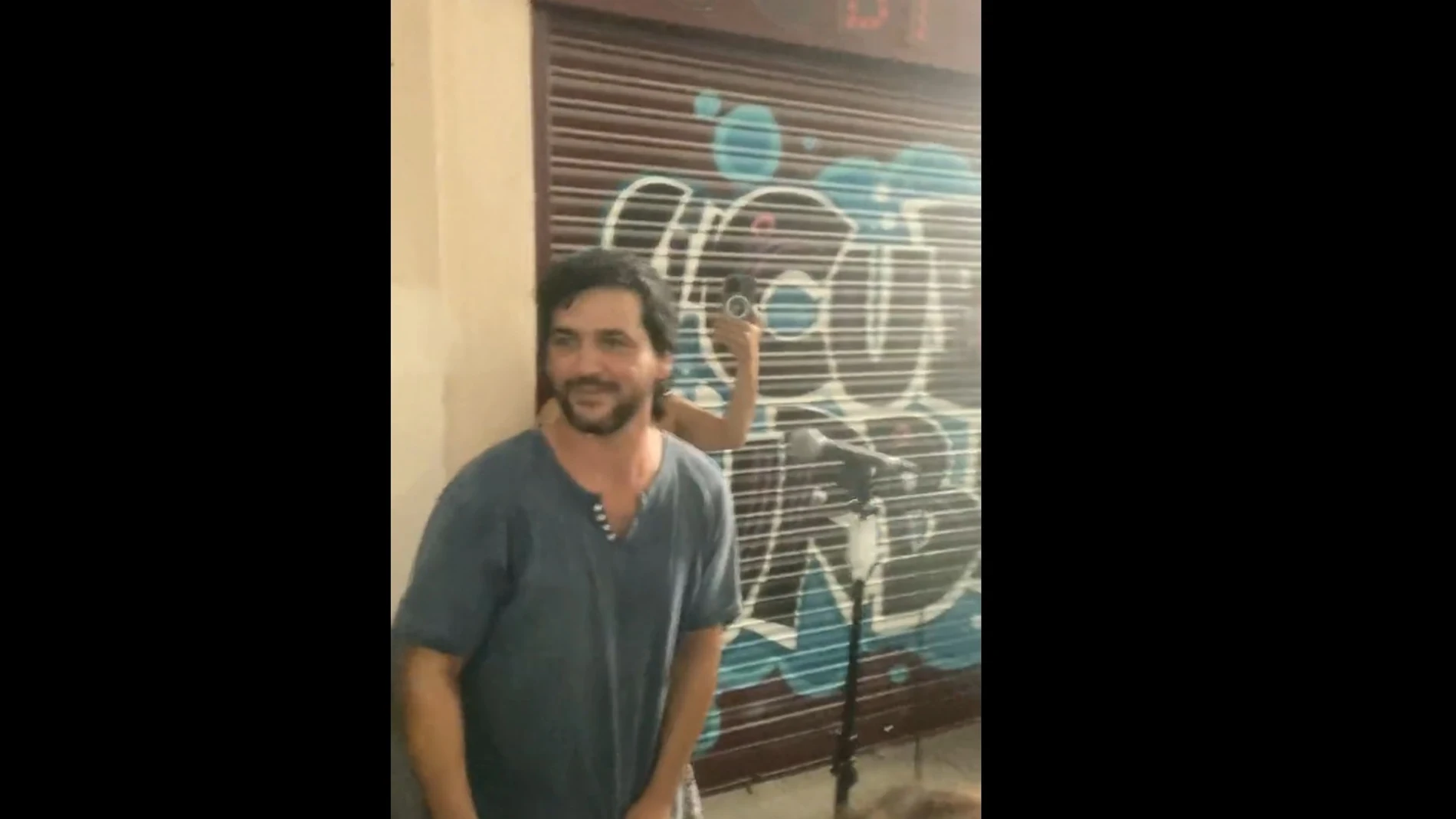 Momento en el que Perea se suma al karaoke