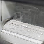 Varios cubitos de hielo en la fábrica de hielo Eurofrío Blasco