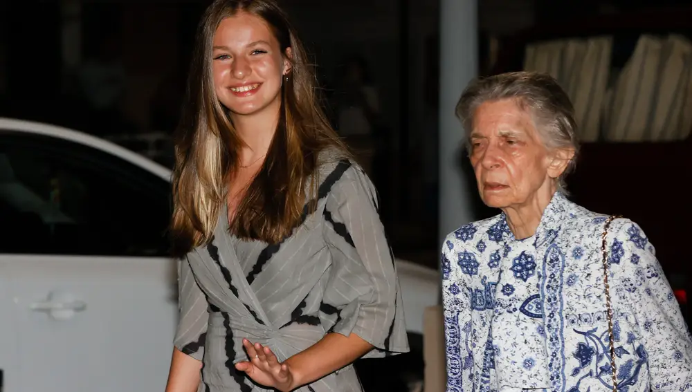 PALMA DE MALLORCA, 05/08/2022.- La princesa Leonor e Irene de Grecia (d), a su salida de una cena celebrada este viernes en Palma de Mallorca. EFE/Ballesteros