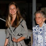 PALMA DE MALLORCA, 05/08/2022.- La princesa Leonor e Irene de Grecia (d), a su salida de una cena celebrada este viernes en Palma de Mallorca. EFE/Ballesteros