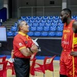 Garuba dialoga con Scariolo antes de un entrenamiento