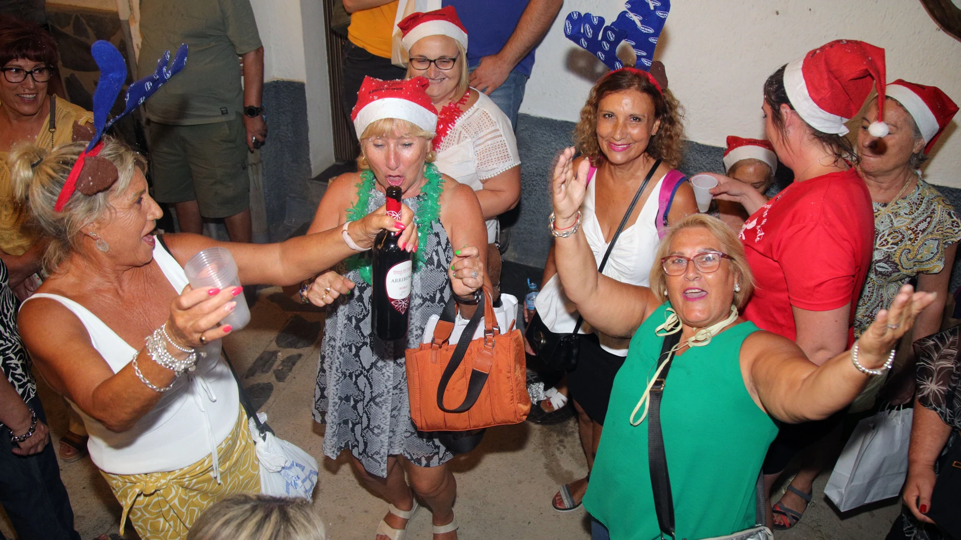 Varias personas celebran la Nochevieja veraniega anoche en la localidad de Bérchules, en la Alpujarra de Granada