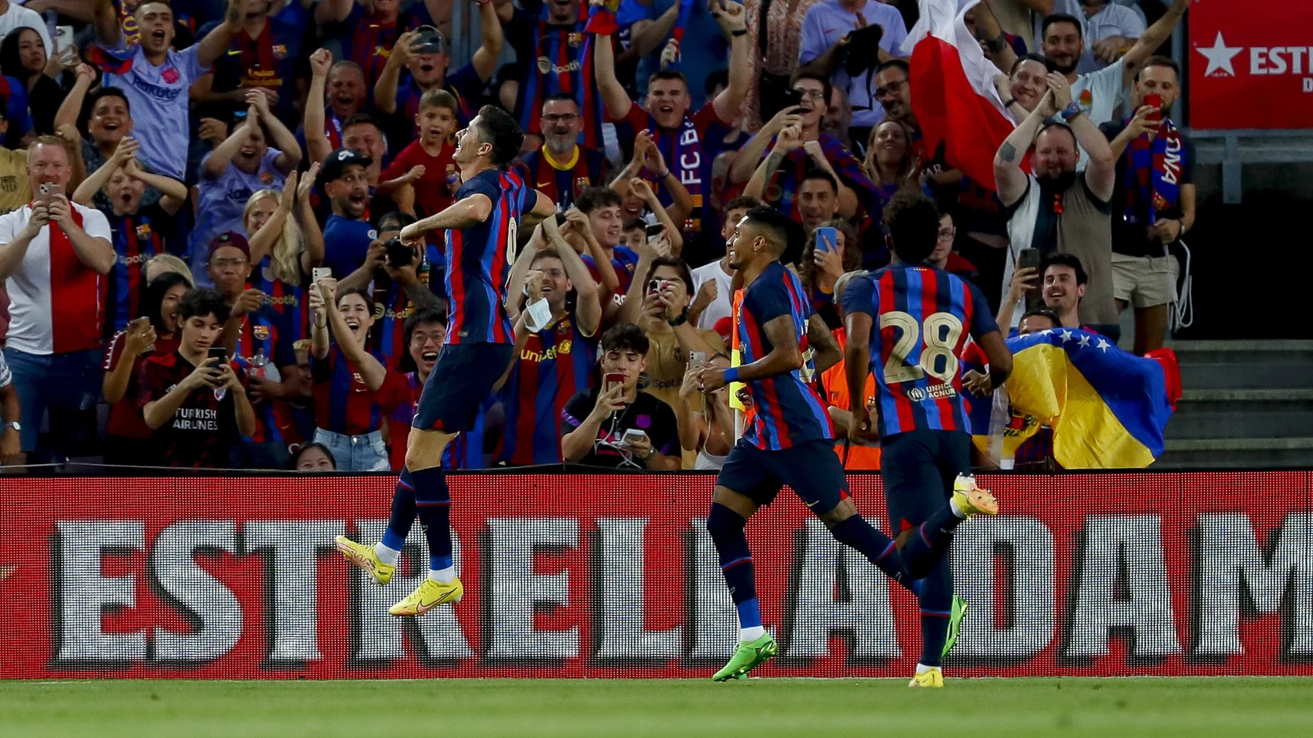 Lewandowski celebra su primer gol con la camiseta del Barcelona