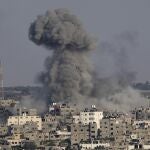 Humareda tras un bombardeo israelí sobre la Franja de Gaza