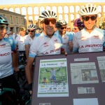 El exciclista profesional Roberto Heras (d) recibe un obsequio de manos del también exciclista Pedro Delgado (c) y de la varias veces campeona de España en ruta y contrarreloj Dori Ruano (i), momentos antes de darse la salida de la marcha ciclodeportiva 'La Perico2022'