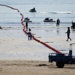 Turistas visitan una playa a lo largo del estrecho de Taiwán en Pingtan, provincia oriental china de Fujian, el domingo