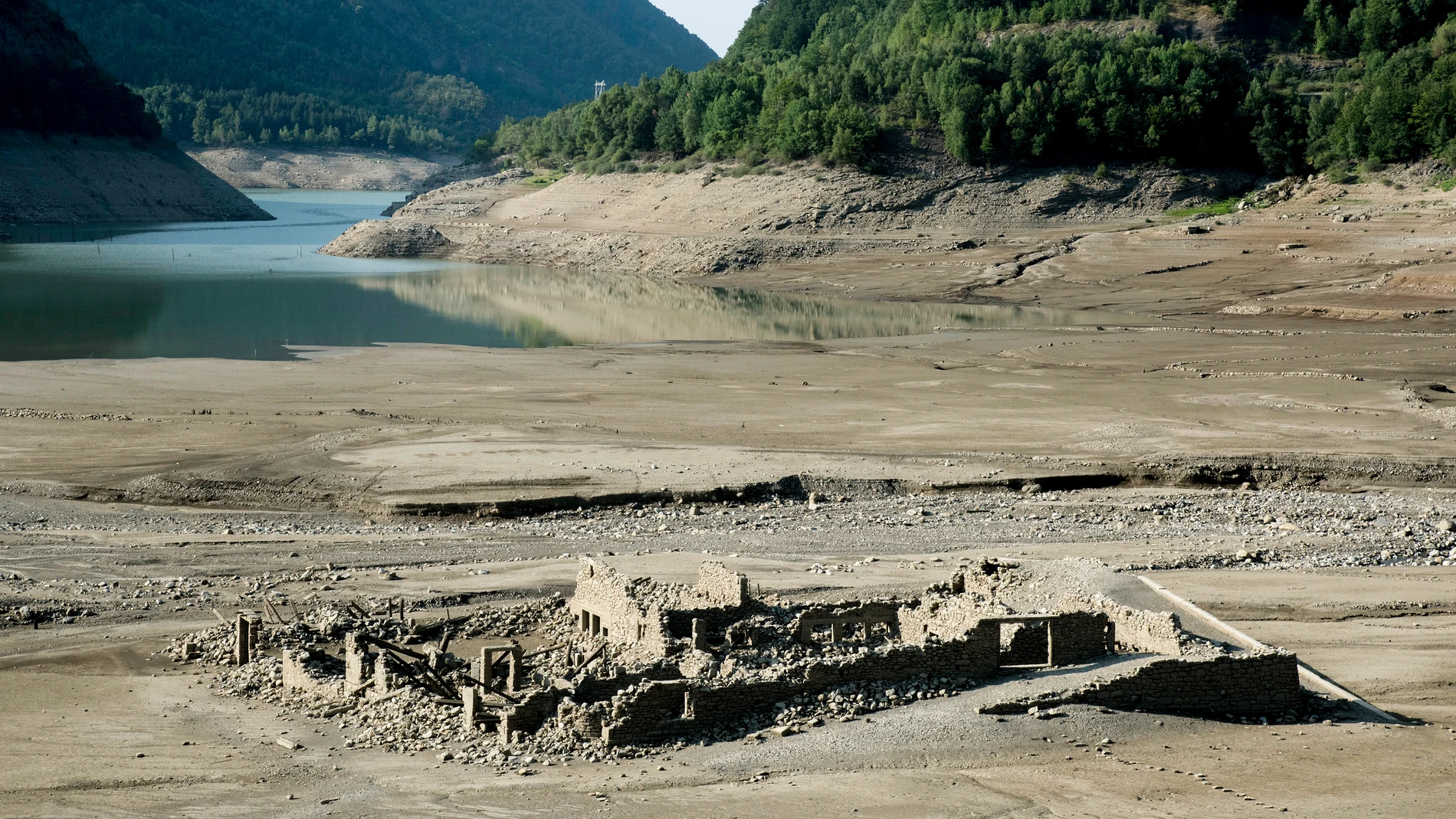 Vista del ínfimo nivel del agua en el embalse de Búbal, en el Pirineo de la provincia de Huesca