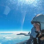 Un piloto participa en las maniobras militares del Ejército chino junto a Taiwán