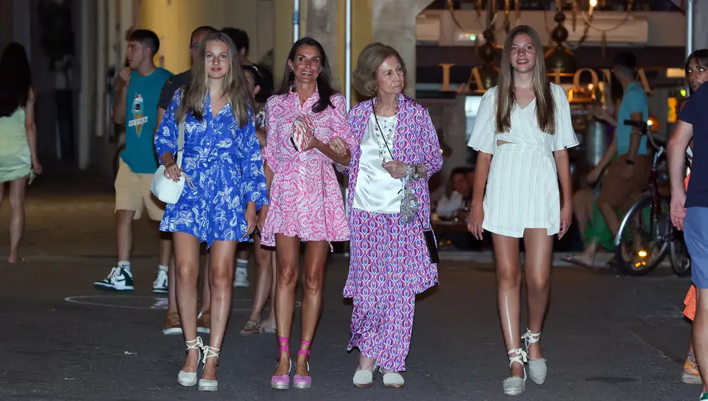 La princesa Leonor, la infanta Sofía y las Reinas Letizia y Sofía por Mallorca
