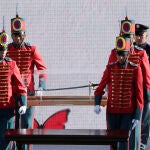 -FOTODELDÍA- AME7949. BOGOTÁ (COLOMBIA), 07/08/2022.- Cadetes ingresan con la espada de Bolívar en una urna a la ceremonia de investidura del presidente de Colombia, Gustavo Petro, hoy, en la Plaza Bolívar de Bogotá (Colombia). EFE/ Carlos Ortega