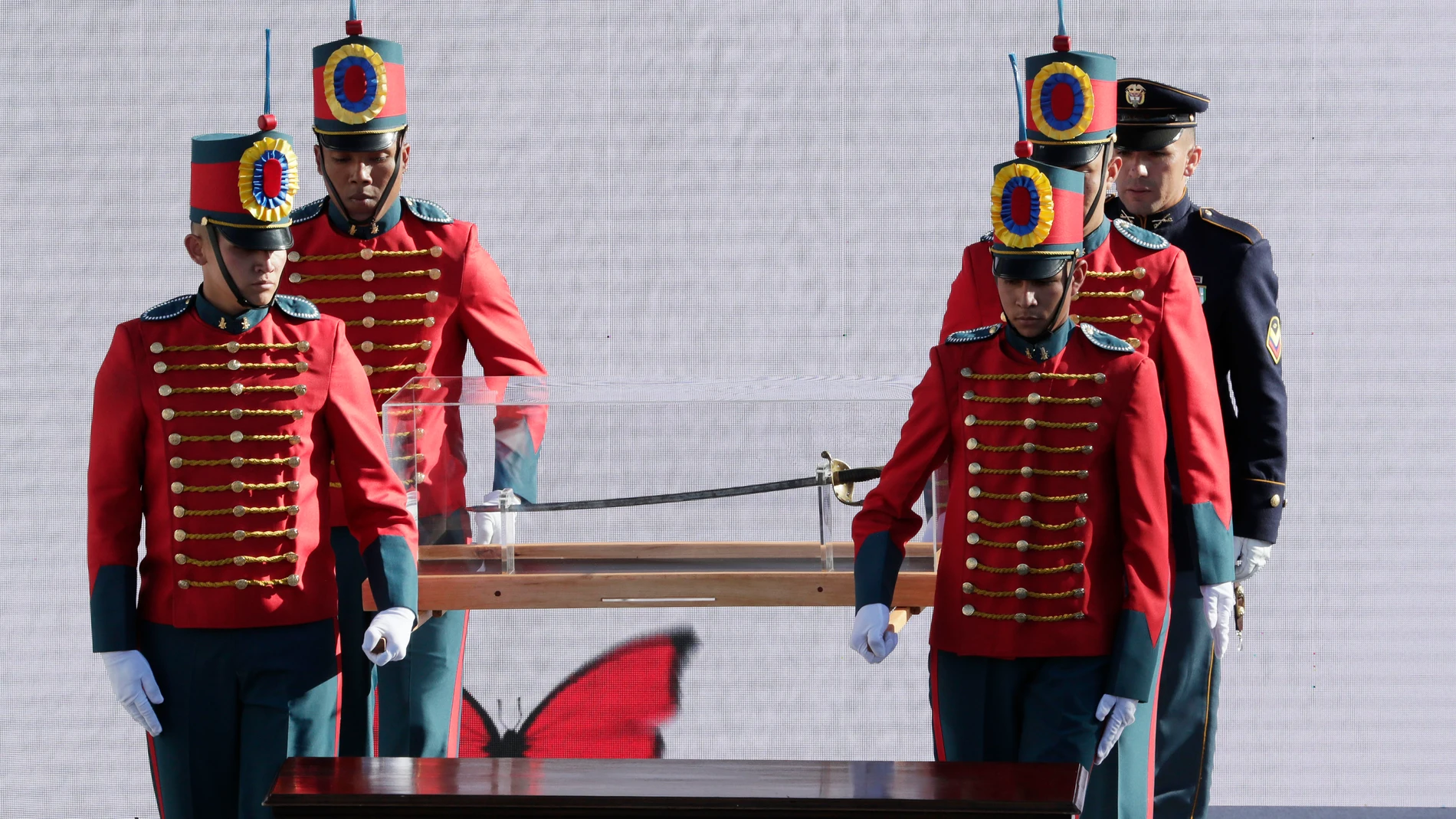 -FOTODELDÍA- AME7949. BOGOTÁ (COLOMBIA), 07/08/2022.- Cadetes ingresan con la espada de Bolívar en una urna a la ceremonia de investidura del presidente de Colombia, Gustavo Petro, hoy, en la Plaza Bolívar de Bogotá (Colombia). EFE/ Carlos Ortega