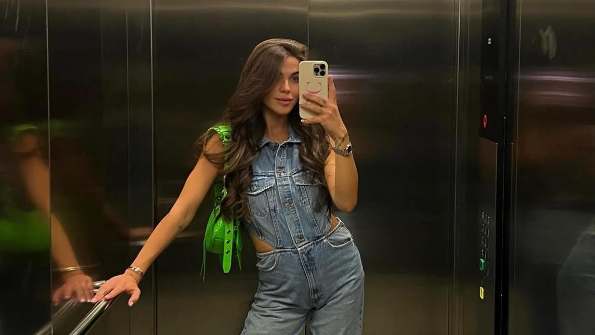 Violeta Mangriñán con mono de Zara.