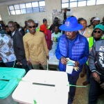 El candidato a la presidencia Raila Odinga deposita su voto en la mañana del martes.