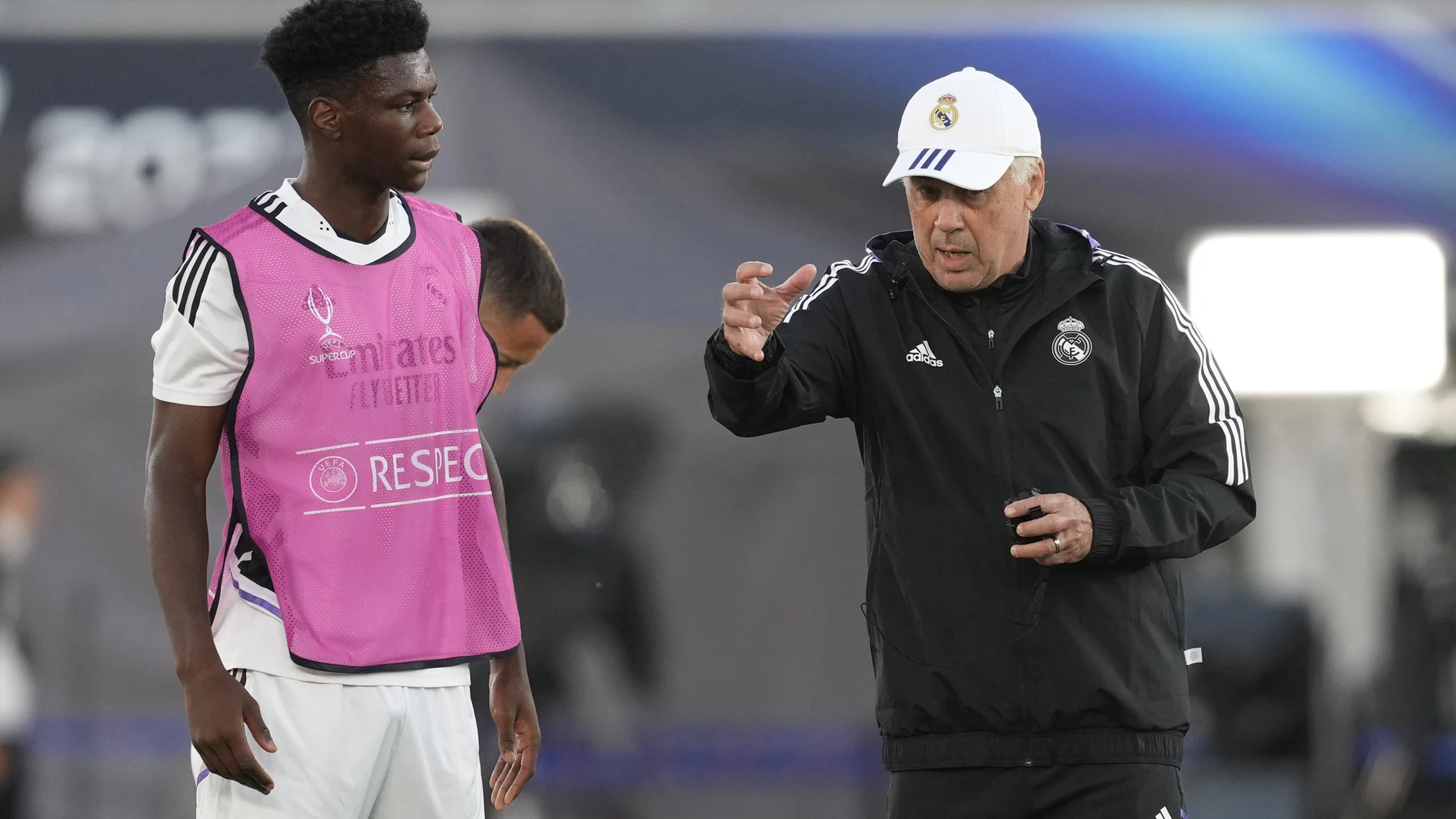 Carlo Ancelotti da instrucciones a Tchouameni