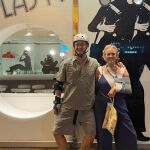 Mercedes Milá posa con un fan