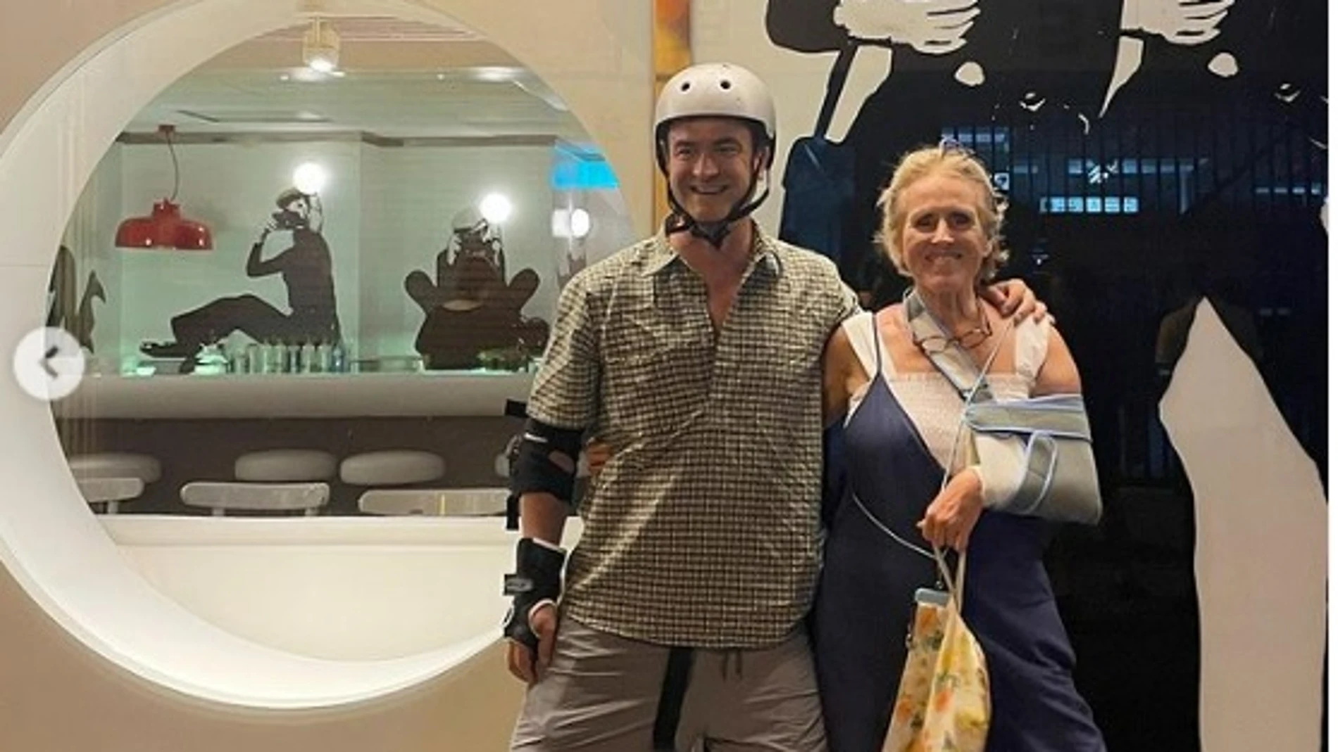 Mercedes Milá posa con un fan