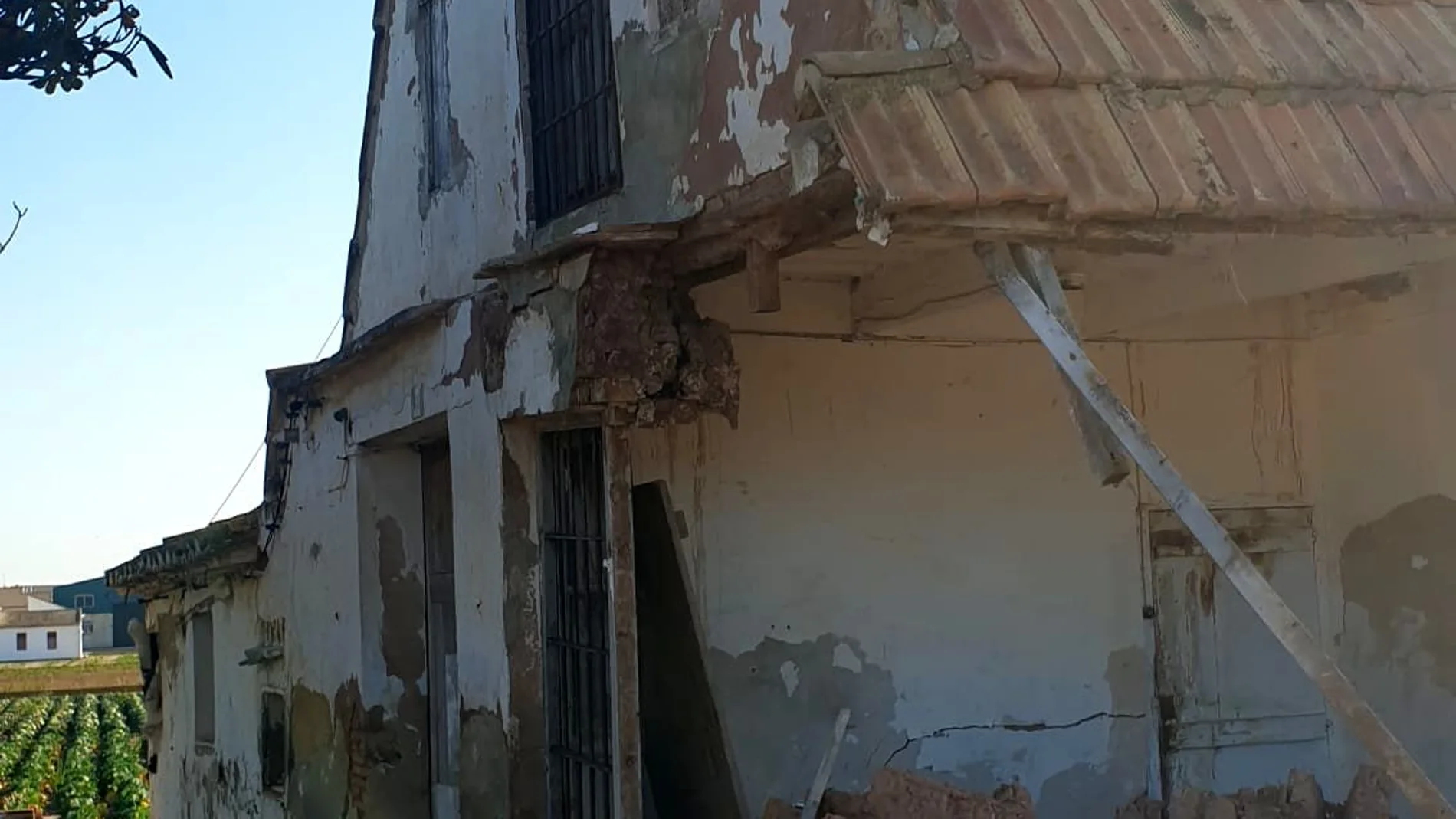 La barraca del Coixo Navarro, en Alboraia, tras los derrumbes sufridos el pasado mayo