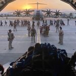 Colaboradores afganos, militares y personal de la embajada abandonan Kabul el año pasado