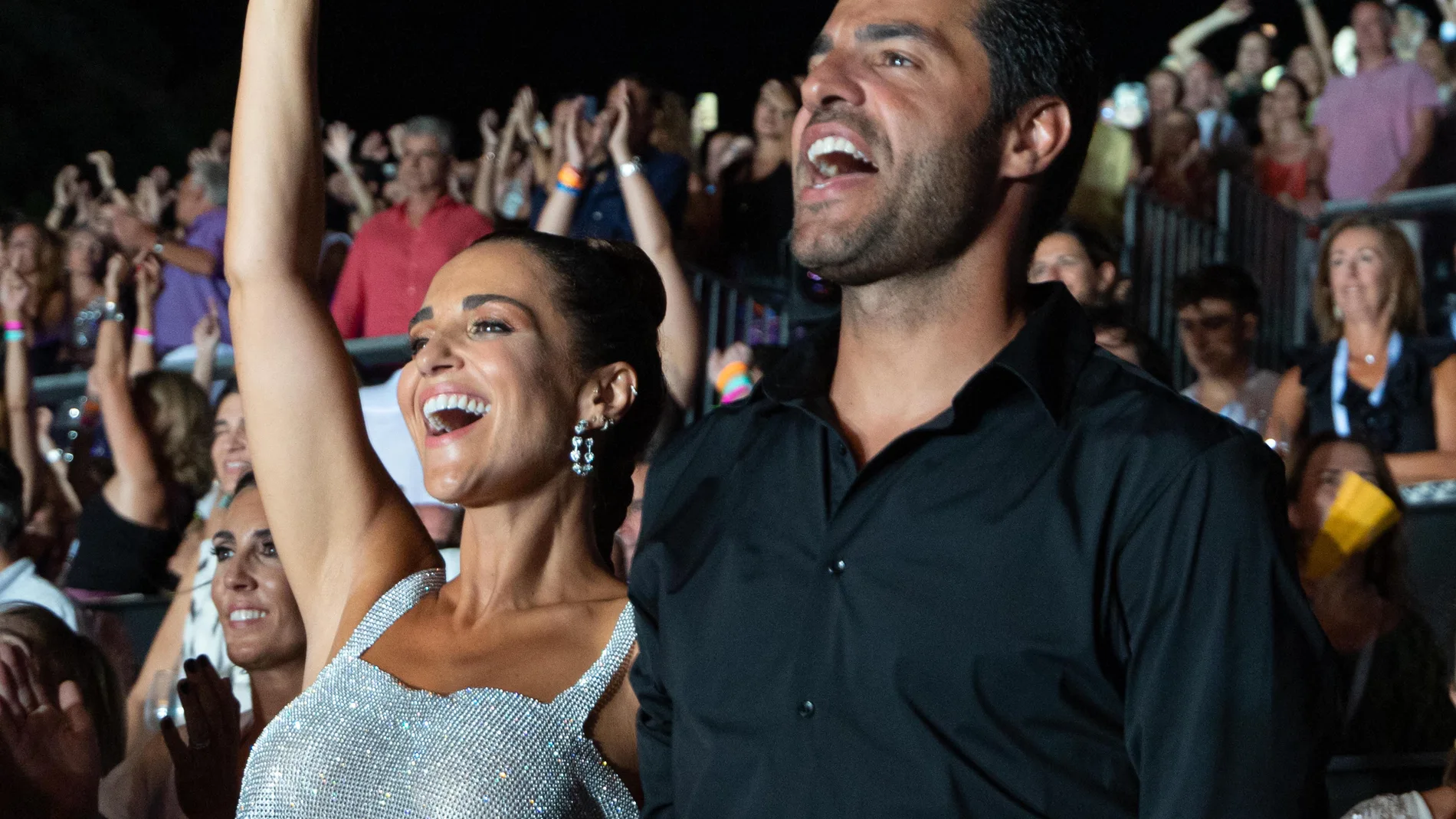 Paula Echevarría disfrutando del conciertos de Hombres G en Starlite.