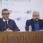 El portavoz parlamentario de Vox, Manuel Gavira, y el portavoz adjunto, Rodrigo Alonso, en la sala de prensa de la Cámara andaluza