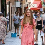 PALMA DE MALLORCA, 10/08/2022.- La princesa Leonor sonríe mientras da un paseo junto a sus padres, los reyes Felipe VI y Letizia, y su hermana, la infanta Sofía, por la calle Jaime II de Palma de Mallorca, este miércoles, en el marco de su estancia en la isla balear. EFE/ Ballesteros
