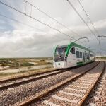 El tranvía de la Bahía de Cádiz, durante una prueba entre San Fernando y Chiclana