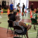 Varias personas esperan a ser vacunadas en un centro de vacunación de Los Ángeles (EE UU)