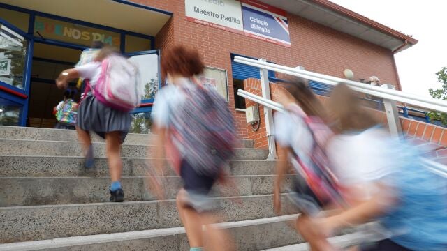 Los niños llegan al CEIP Maestro Padilla de Madrid