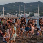 Varias personas contemplan la puesta de sol en la isla de Ibiza