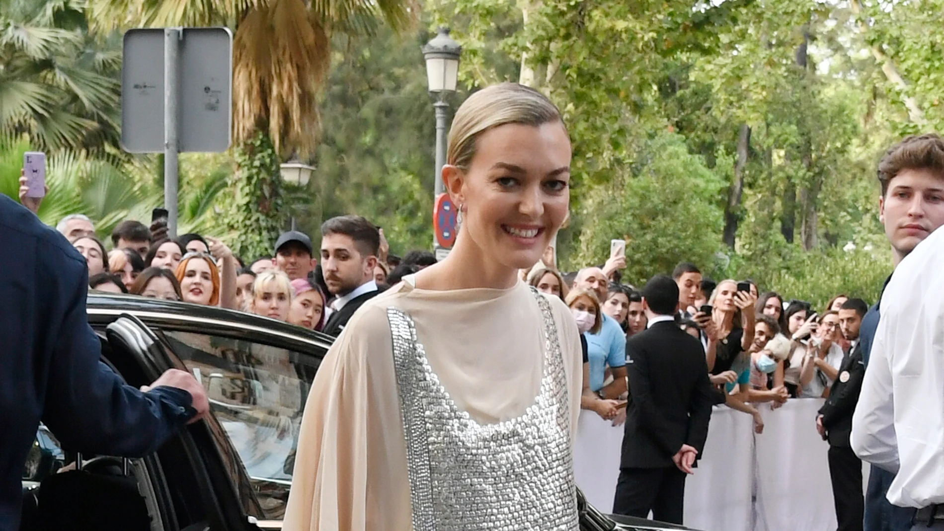 Marta Ortega en el desfile de Dior en Sevilla con vestido de Zara.
