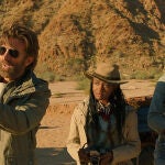 Sharlto Copley (izq.) junto a Iyana Halley e Idris Elba en "La bestia", dirigida por Baltasar Kormákur.