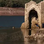 GRAFCAT478 Vilanova de Sau (BARCELONA) 12/08/2022. El pantano de Sau, en el término de Vilanova de Sau (Barcelona) y que está al 39% por ciento de su capacidad debido a la sequía que sufre Cataluña, deja al descubierto la iglesia románica del siglo XI, cosa que atrae a los visitantes y curiosos. Cataluña es una de las zonas de España en peor situación de reservas de agua en sus cuencas internas llegando a un máximo del 42% total. EFE/David Borrat.