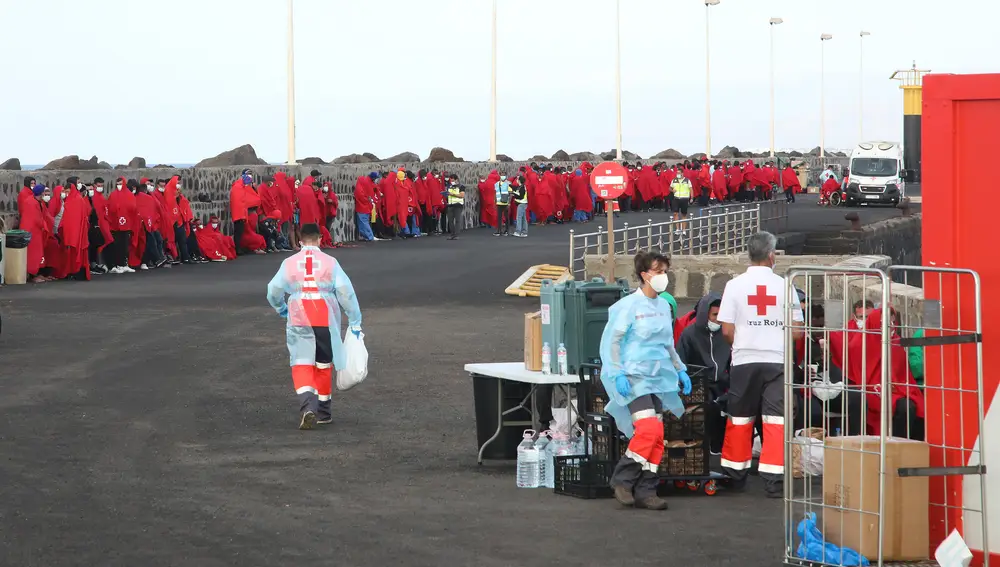 GRAFCAN8737. ARRECIFE (LANZAROTE) (ESPAÑA), 12/08/2022.- Salvamento Marítimo ha socorrido a 317 personas en siete pateras en una noche frenética de rescates en Lanzarote, en los que una de las barcas asistidas volcó y hubo que sacar del agua en helicóptero a varios de sus ocupantes, entre ellos un niño en estado crítico y una embarazada. En la imagen, llegada de los rescatados al puerto de Arrecife en la Guardamar Polimnia y la Salvamar Al Nair. EFE/Adriel Perdomo
