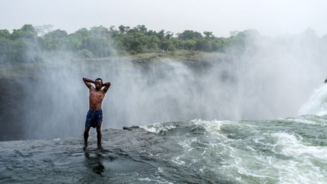 La Piscina del Diablo se encuentra en las Cataratas Victoria