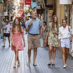 PALMA DE MALLORCA, 10/08/2022.- Los reyes Felipe VI y Letizia y sus hijas, la princesa de Asturias, Leonor (i), y la infanta Sofía (2d) dan un paseo por la calle Jaime II de Palma de Mallorca, este miércoles, en el marco de su estancia en la isla balear. EFE/ Ballesteros