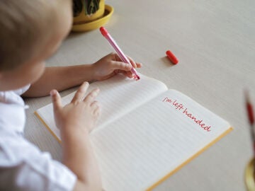 Un ni&ntilde;o zurdo