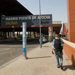 Un hombre camina en las inmediaciones de la estación de Ave Madrid - Puerta de Atocha