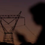 Una torre de alta tensión al anochecer del jueves en Collado Villalba, Madrid