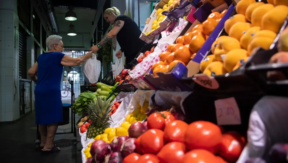 Un puesto de frutas y verduras de un mercado de abastos en Sevilla