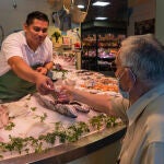 Pescadería en un mercado de abastos de Sevilla