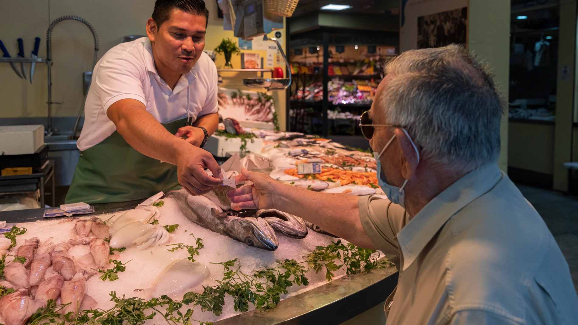 Pescadería en un mercado de abastos de Sevilla