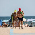 Bañistas abandonan la Playa de la Malvarrosa en Valencia, Comunidad Valenciana