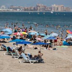 Bañistas disfrutan en la Playa de la Malvarrosa en Valencia, Comunidad Valenciana (España)