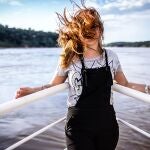 Mujer con la brisa marina